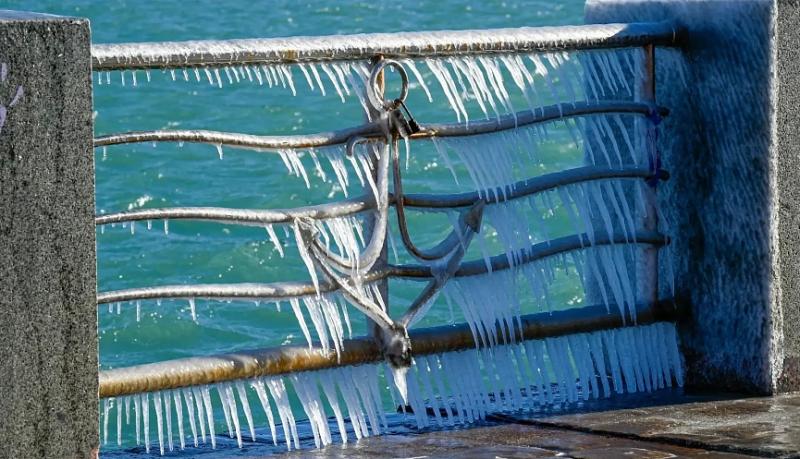 Новороссийцы, осторожно: на крышах снег и сосульки!