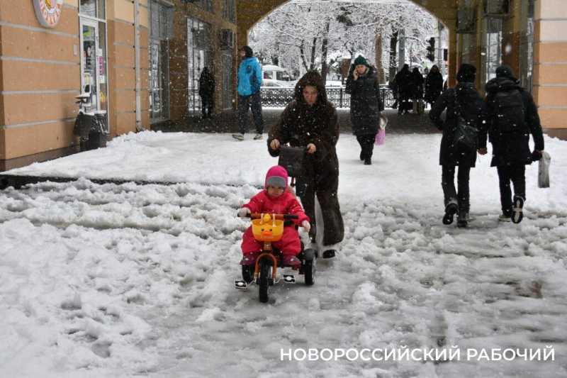 Новороссийск пользуется моментом и лепит баб! Фоторепортаж &laquo;НР&raquo;
