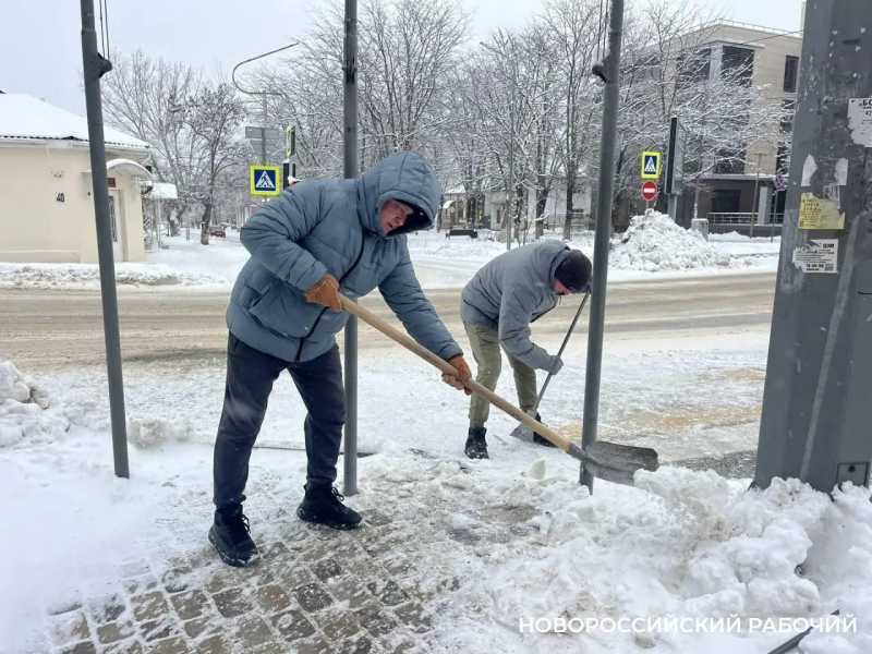 Новороссийск всеми силами борется со снегом
