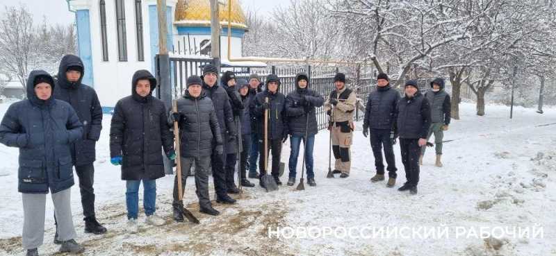 Новороссийск всеми силами борется со снегом