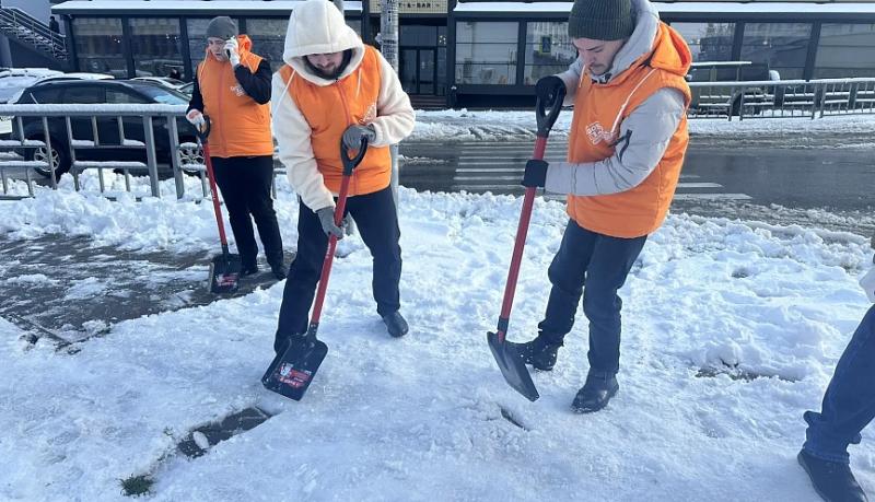 Новороссийские активисты движения #МыВместе участвуют в ликвидации последствий снежной стихии и помогают жителям