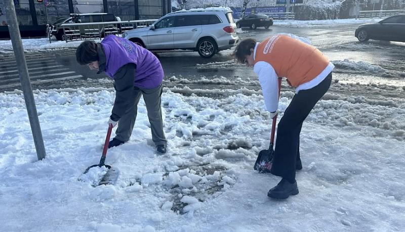 Новороссийские активисты движения #МыВместе участвуют в ликвидации последствий снежной стихии и помогают жителям