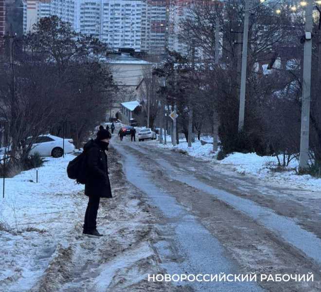 Оттепель помогает коммунальщикам бороться с гололедом в Новороссийске