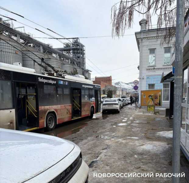 Оттепель помогает коммунальщикам бороться с гололедом в Новороссийске