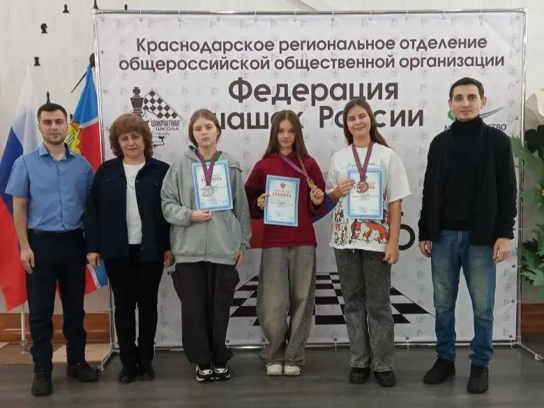 Пять новороссийцев завоевали 10 медалей краевого первенства по шашкам