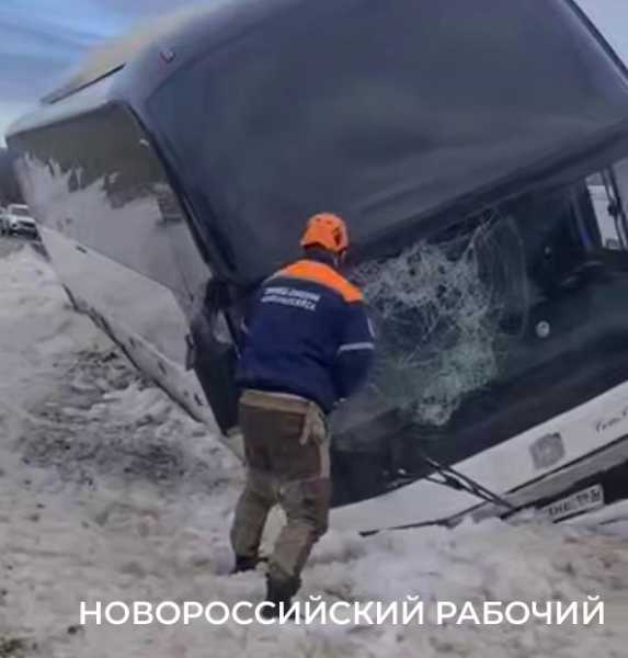 Под Новороссийском лоб в лоб столкнулись легковушка и рейсовый автобус