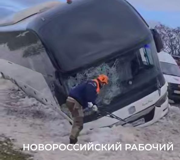 Под Новороссийском лоб в лоб столкнулись легковушка и рейсовый автобус