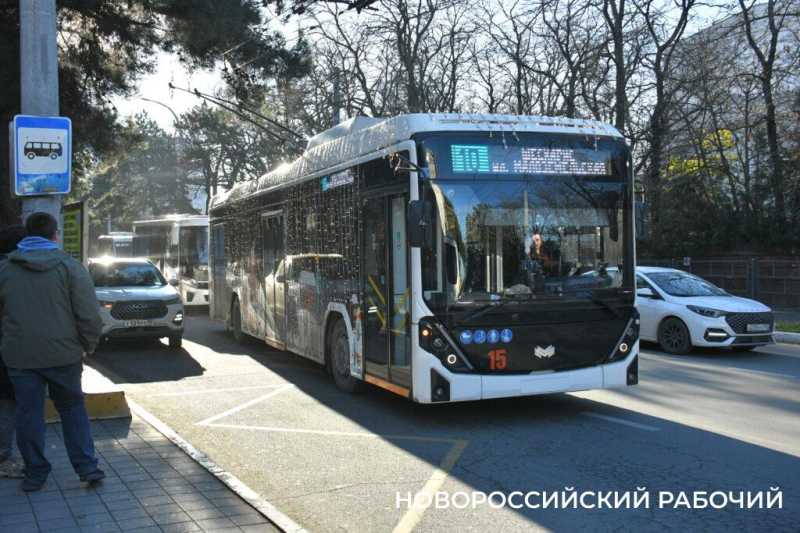 ПреКрасно! В Новороссийске новогодний троллейбус водитель украсила в стиле СССР