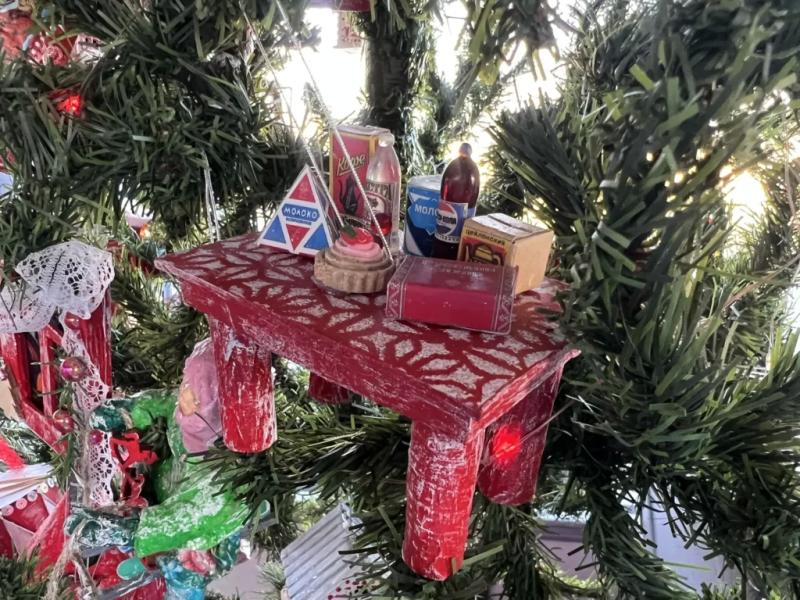 ПреКрасно! В Новороссийске новогодний троллейбус водитель украсила в стиле СССР