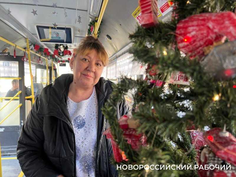ПреКрасно! В Новороссийске новогодний троллейбус водитель украсила в стиле СССР