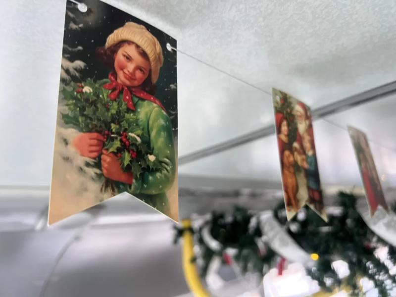 ПреКрасно! В Новороссийске новогодний троллейбус водитель украсила в стиле СССР