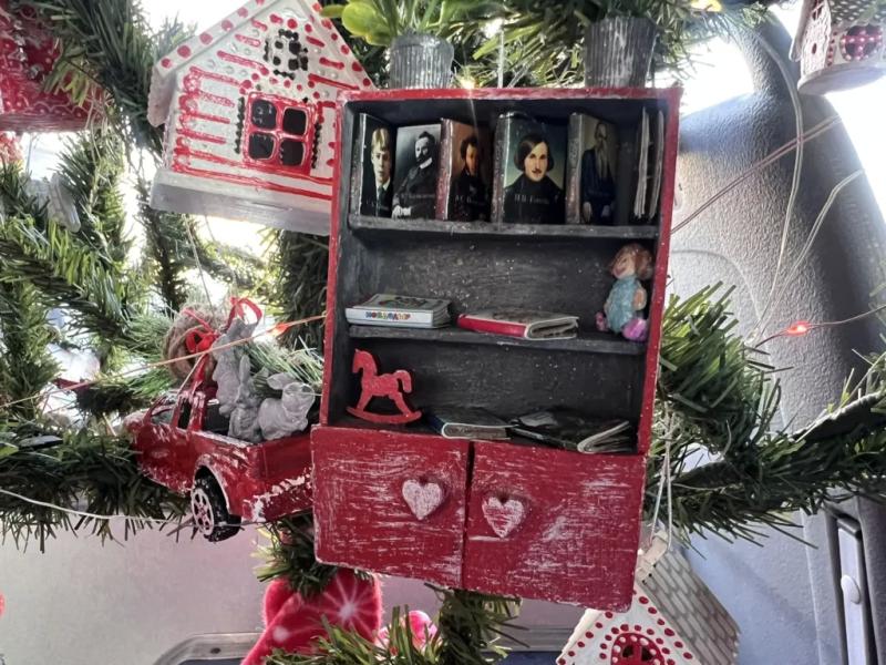 ПреКрасно! В Новороссийске новогодний троллейбус водитель украсила в стиле СССР