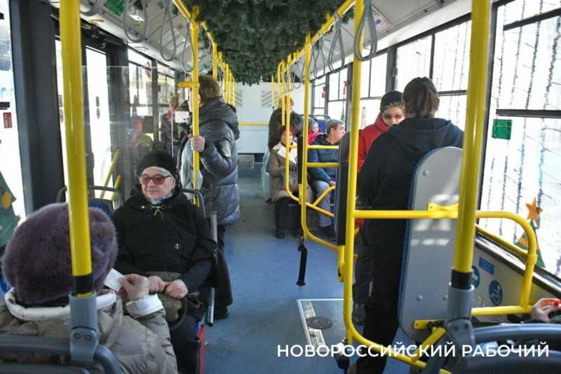 ПреКрасно! В Новороссийске новогодний троллейбус водитель украсила в стиле СССР