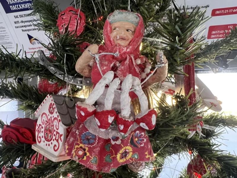 ПреКрасно! В Новороссийске новогодний троллейбус водитель украсила в стиле СССР