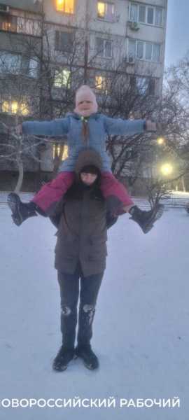 Русская плясовая помогла не замерзнуть на остановке в Новороссийске