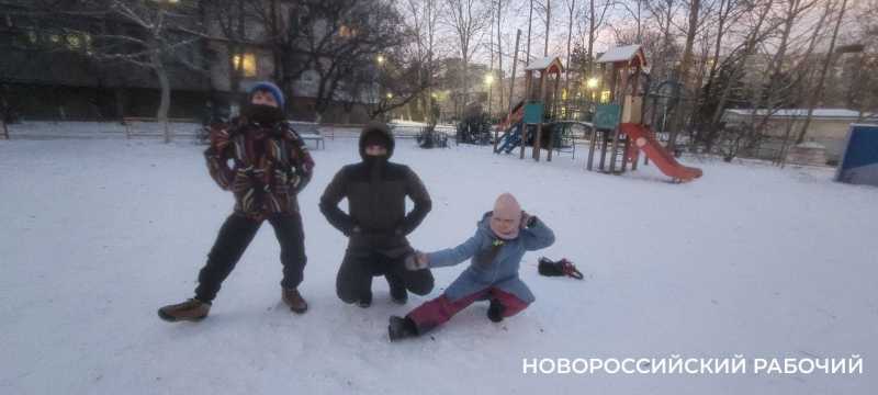 Русская плясовая помогла не замерзнуть на остановке в Новороссийске