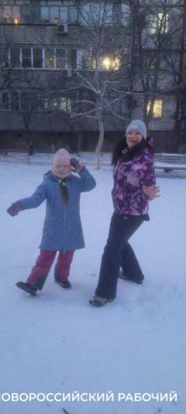 Русская плясовая помогла не замерзнуть на остановке в Новороссийске