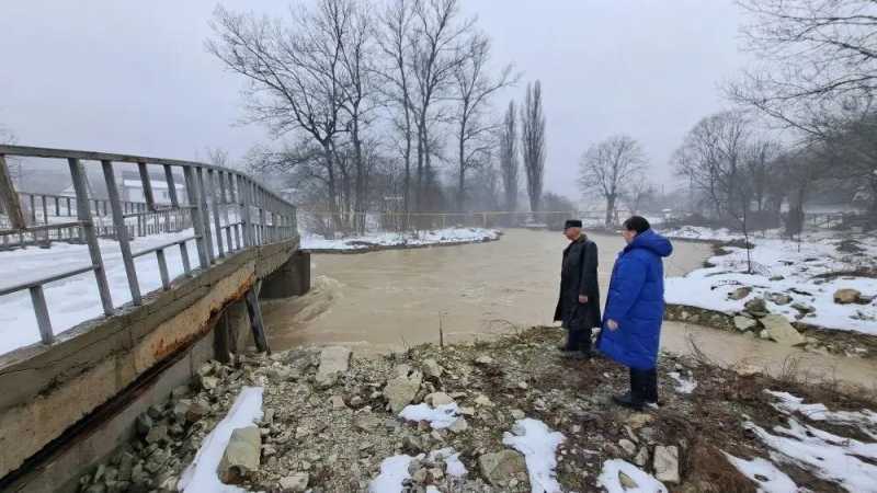 Снег, гололед, дождь&hellip;В Новороссийске борьба со стихией не останавливается