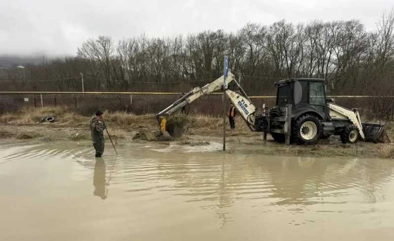 Снег, гололед, дождь&hellip;В Новороссийске борьба со стихией не останавливается