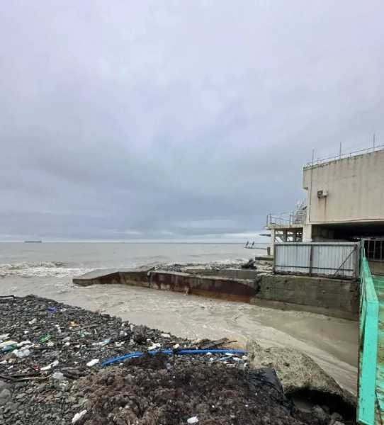 Снег, гололед, дождь&hellip;В Новороссийске борьба со стихией не останавливается