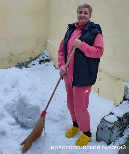 Средняя зарплата дворника в Новороссийске &mdash; 29,5 тысяч рублей. И мы удивляемся,что их не хватает?