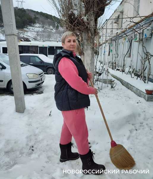 Средняя зарплата дворника в Новороссийске &mdash; 29,5 тысяч рублей. И мы удивляемся,что их не хватает?