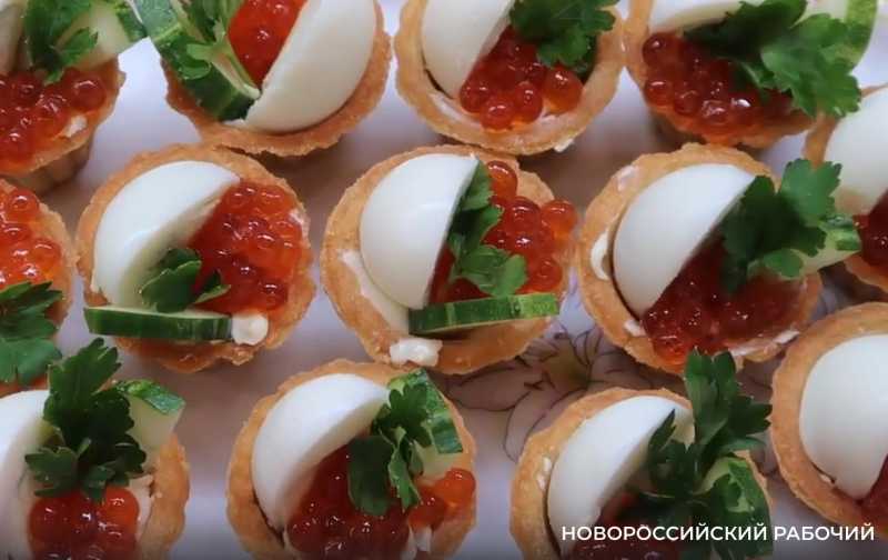 Тарталетки с крем-сыром, красной икрой и перепелиным яйцом