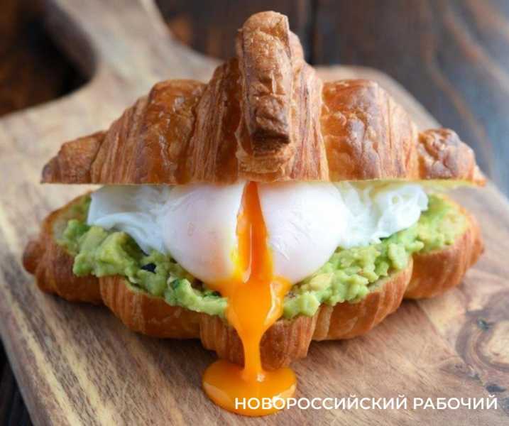 Тёплый крем-сэндвич с авокадо и яйцом пашот