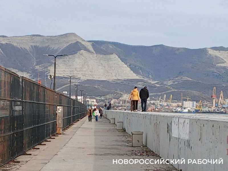 &laquo;У селедки тоже праздники!&raquo; &mdash; на молу Новороссийска рыбаки не дождутся улова