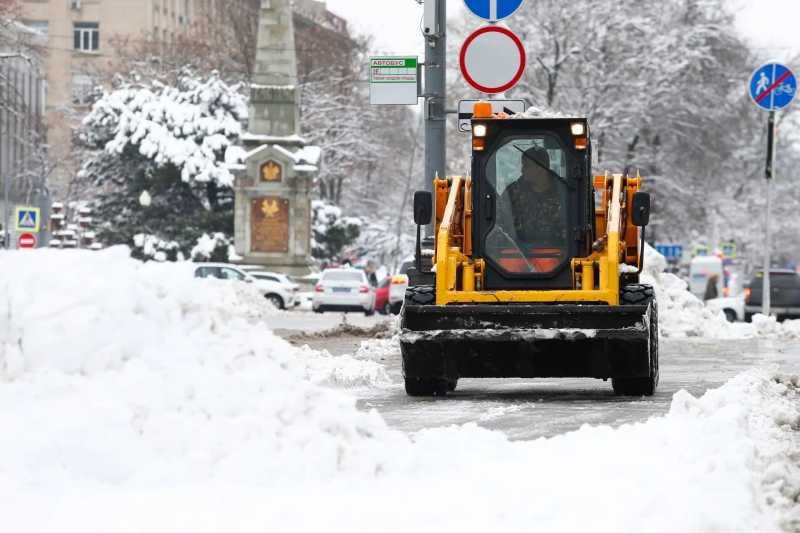 В Краснодаре для расчистки улиц от снега задействуют 49 единиц техники