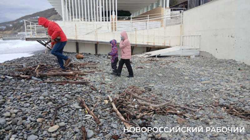 В курортном пригороде Новороссийска бушует первый шторм в этом году