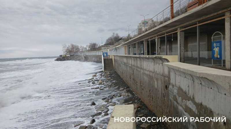 В курортном пригороде Новороссийска бушует первый шторм в этом году