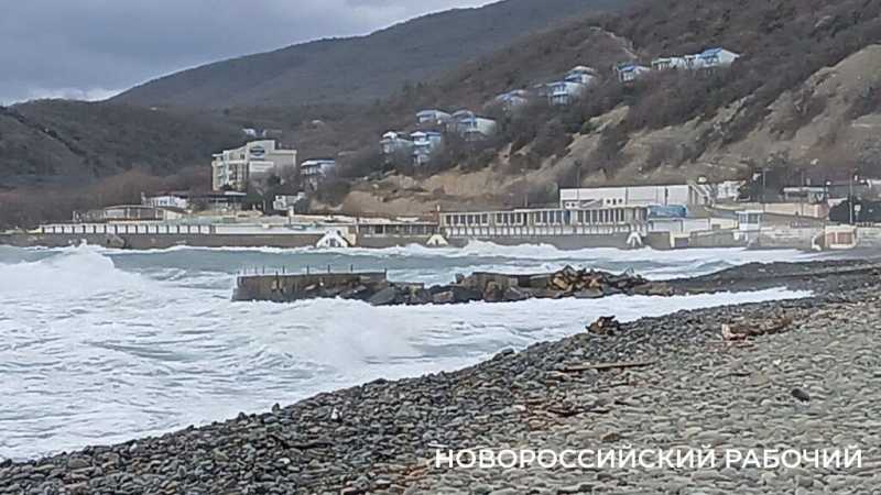 В курортном пригороде Новороссийска бушует первый шторм в этом году