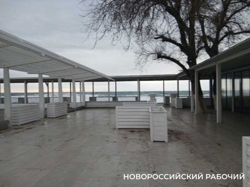В курортном пригороде Новороссийска бушует первый шторм в этом году