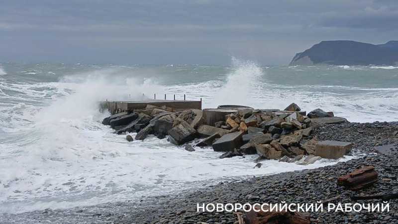 В курортном пригороде Новороссийска бушует первый шторм в этом году