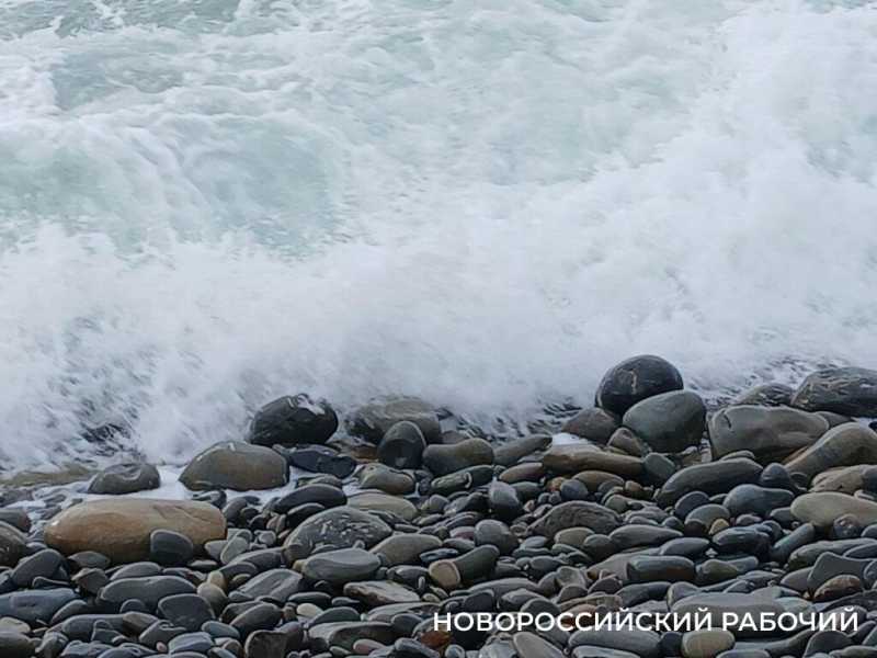 В курортном пригороде Новороссийска бушует первый шторм в этом году