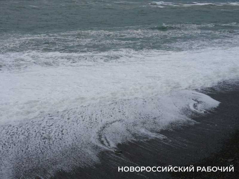 В курортном пригороде Новороссийска бушует первый шторм в этом году