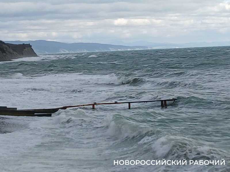 В курортном пригороде Новороссийска бушует первый шторм в этом году