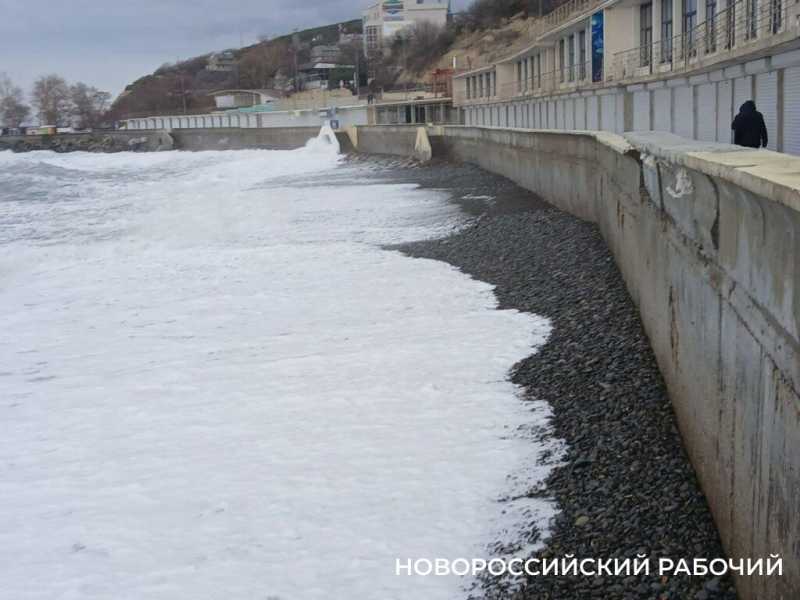В курортном пригороде Новороссийска бушует первый шторм в этом году