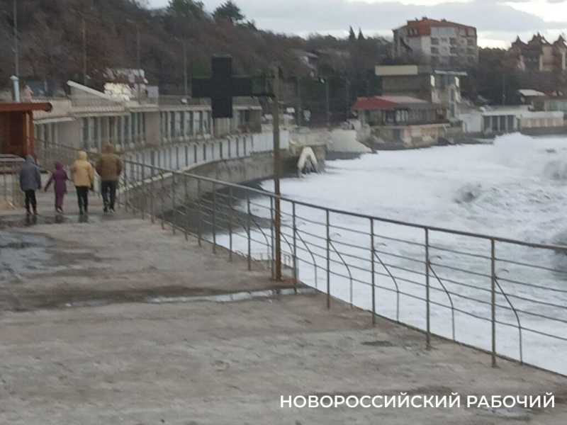 В курортном пригороде Новороссийска бушует первый шторм в этом году