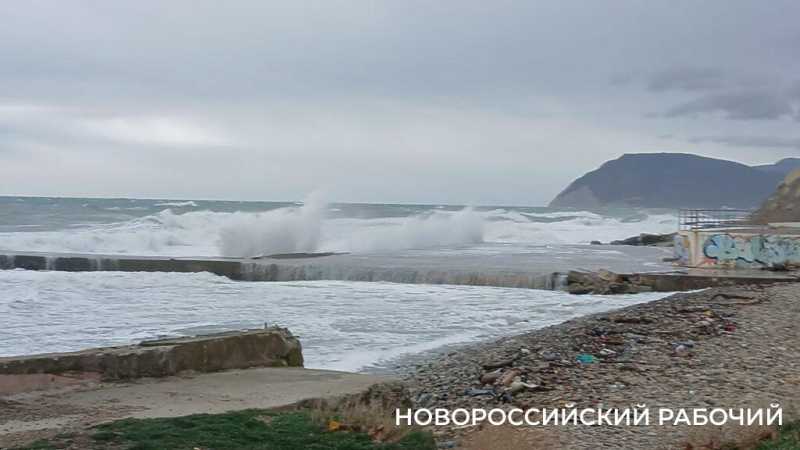В курортном пригороде Новороссийска бушует первый шторм в этом году