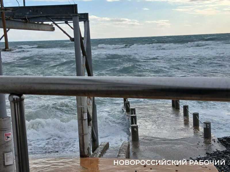 В курортном пригороде Новороссийска бушует первый шторм в этом году