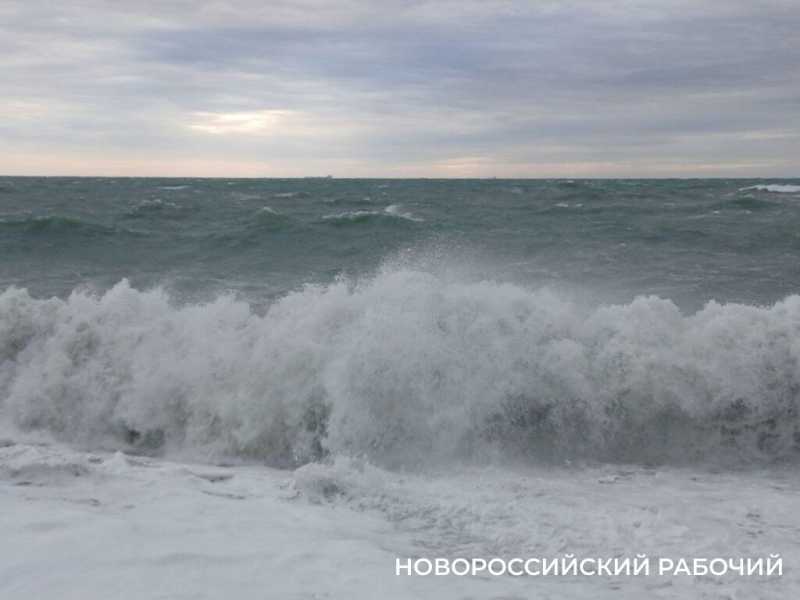 В курортном пригороде Новороссийска бушует первый шторм в этом году