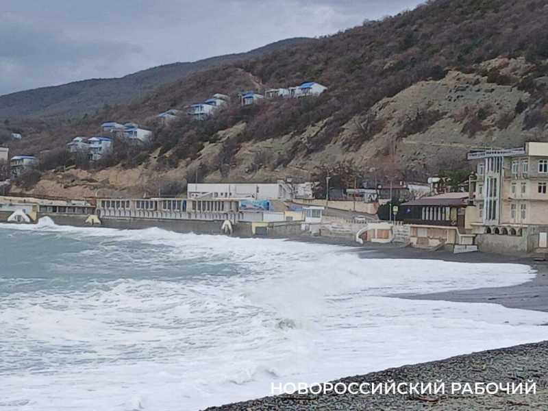 В курортном пригороде Новороссийска бушует первый шторм в этом году