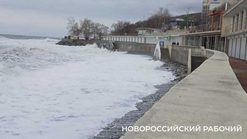 В курортном пригороде Новороссийска бушует первый шторм в этом году