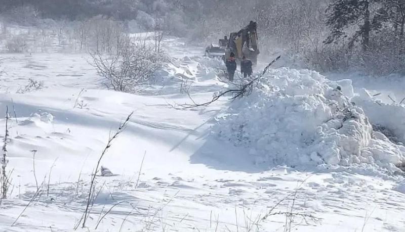 В ночь на 18 января новороссийские спасатели вызволяли из снежного плена 13 взрослых и одного ребенка