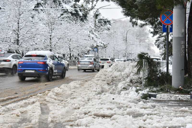 В Новороссийск едут два тоннара с солью, город будет и дальше противостоять стихии