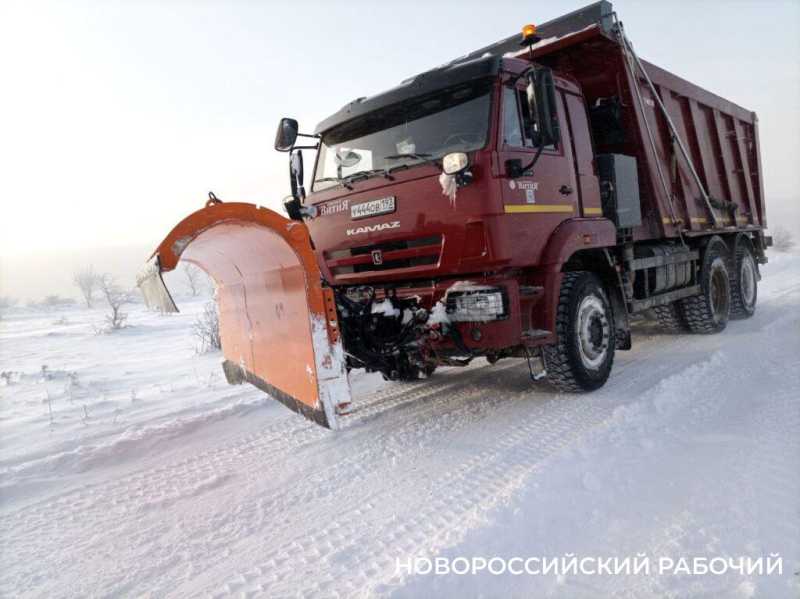В Новороссийске 13 человек застряли на автомобилях в районе телебашни. Покатались на санках?