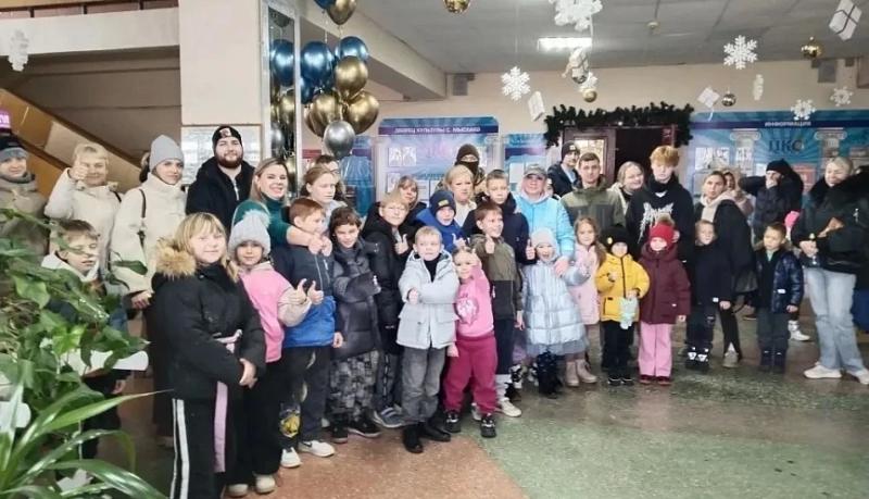 В Новороссийске детям участников СВО подарили праздничный поход в кинотеатр