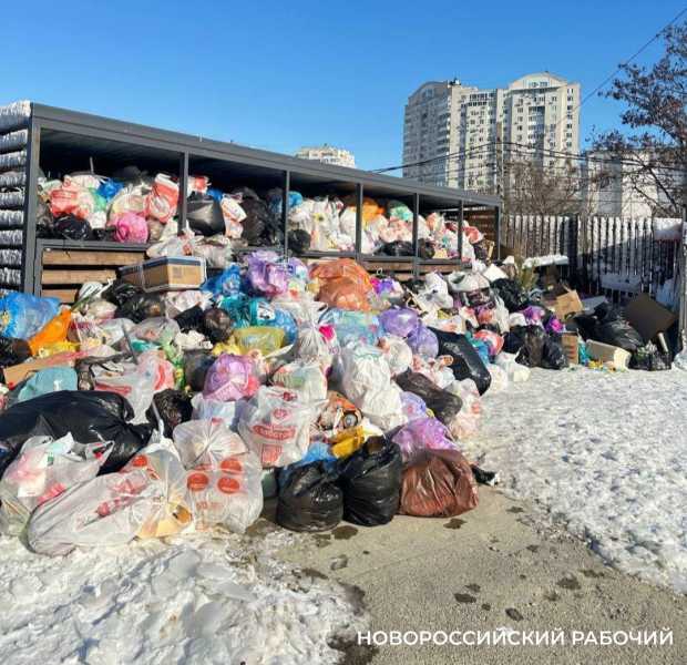 В Новороссийске горожане после таяния снега ждут мусоровозов